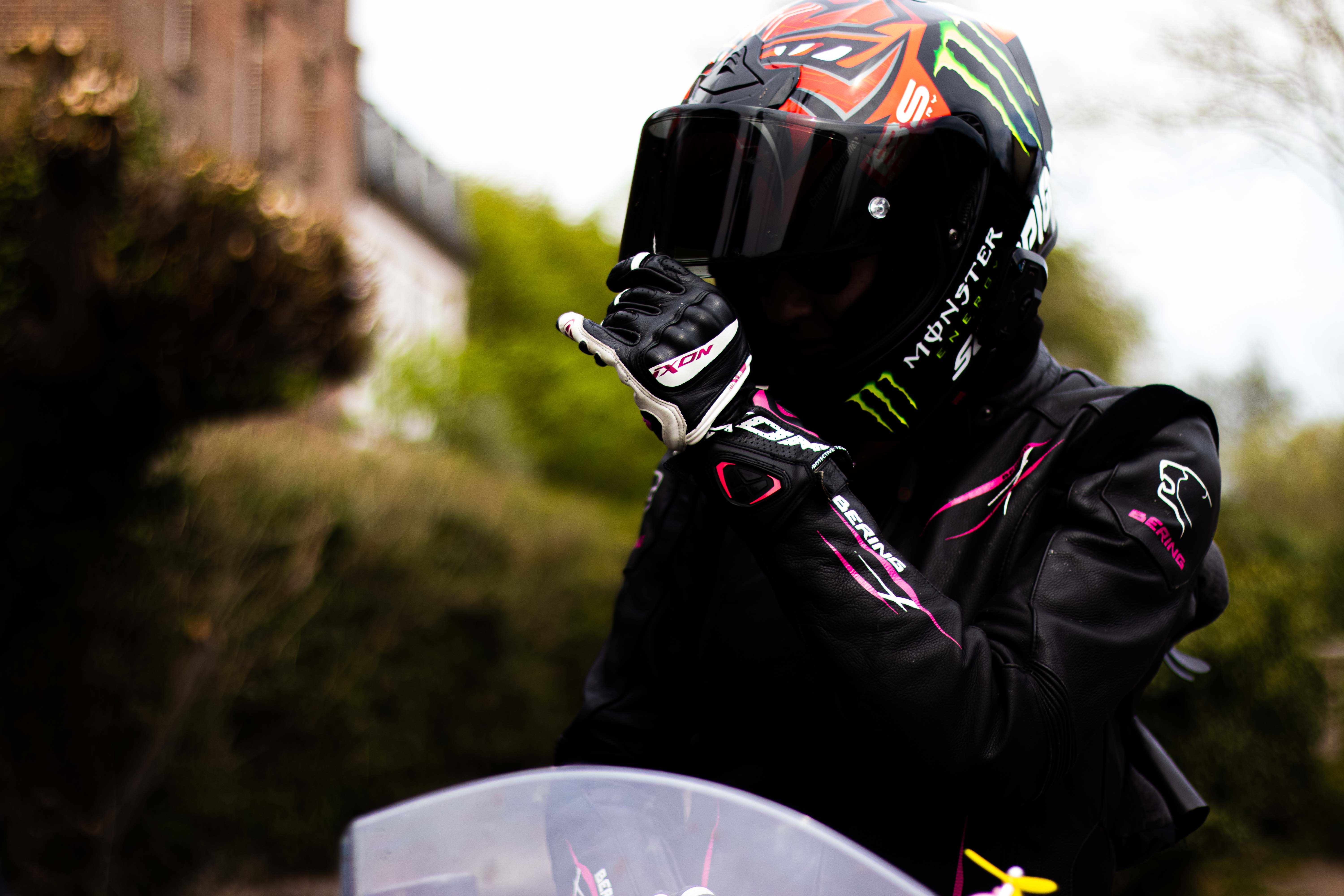 Photo d'une motarde levant sa visière